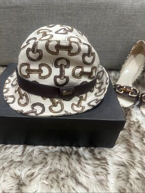 GUCCI Cream Canvas fedora Hat with classic Brown Horsebit Print